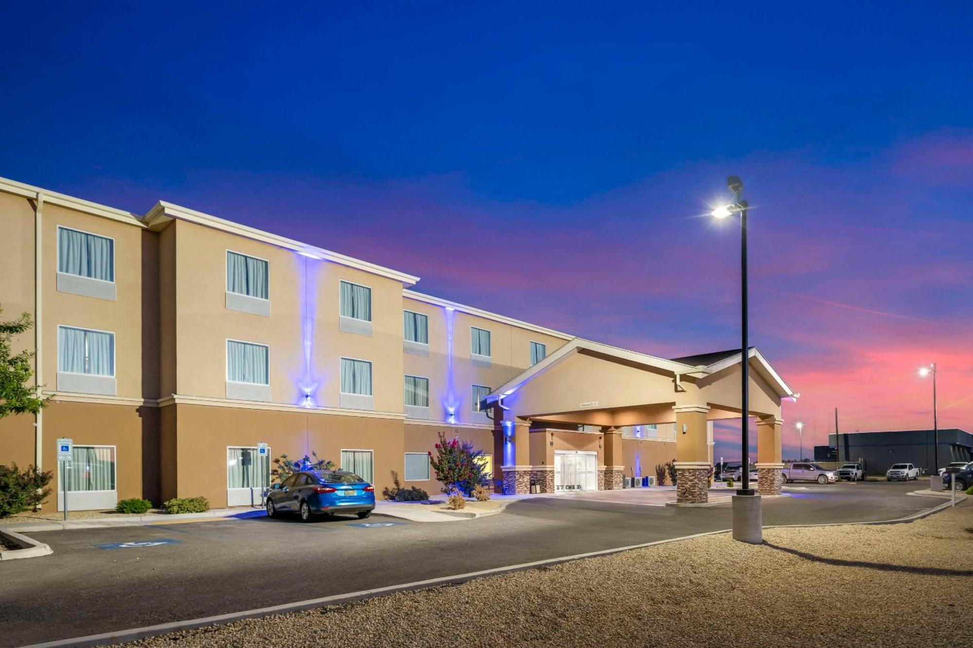 Quality Inn & Suites Carlsbad Caverns Area Buitenkant foto