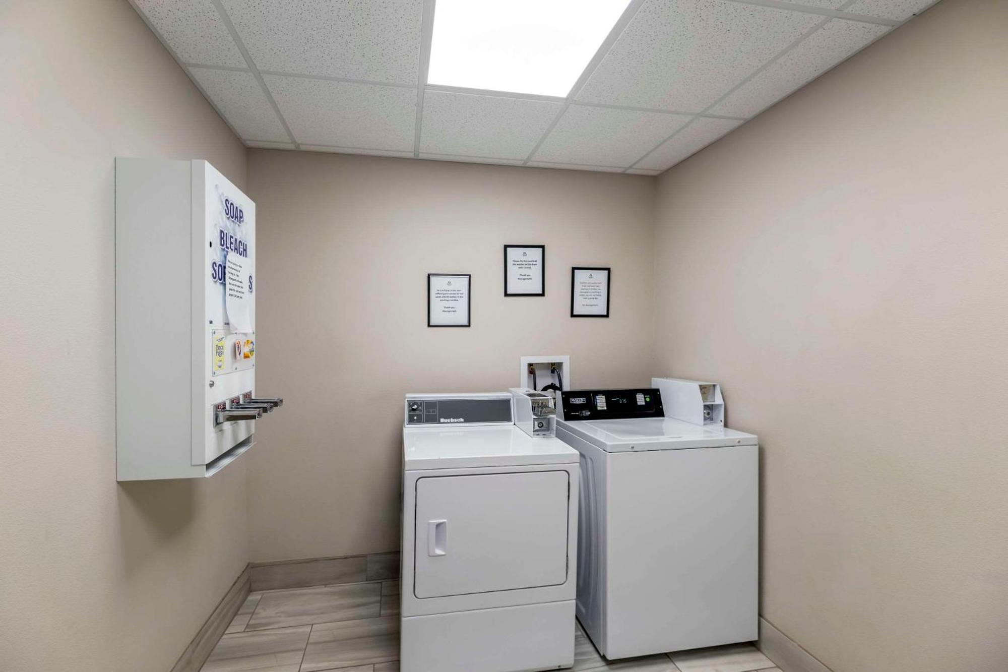 Quality Inn & Suites Carlsbad Caverns Area Buitenkant foto