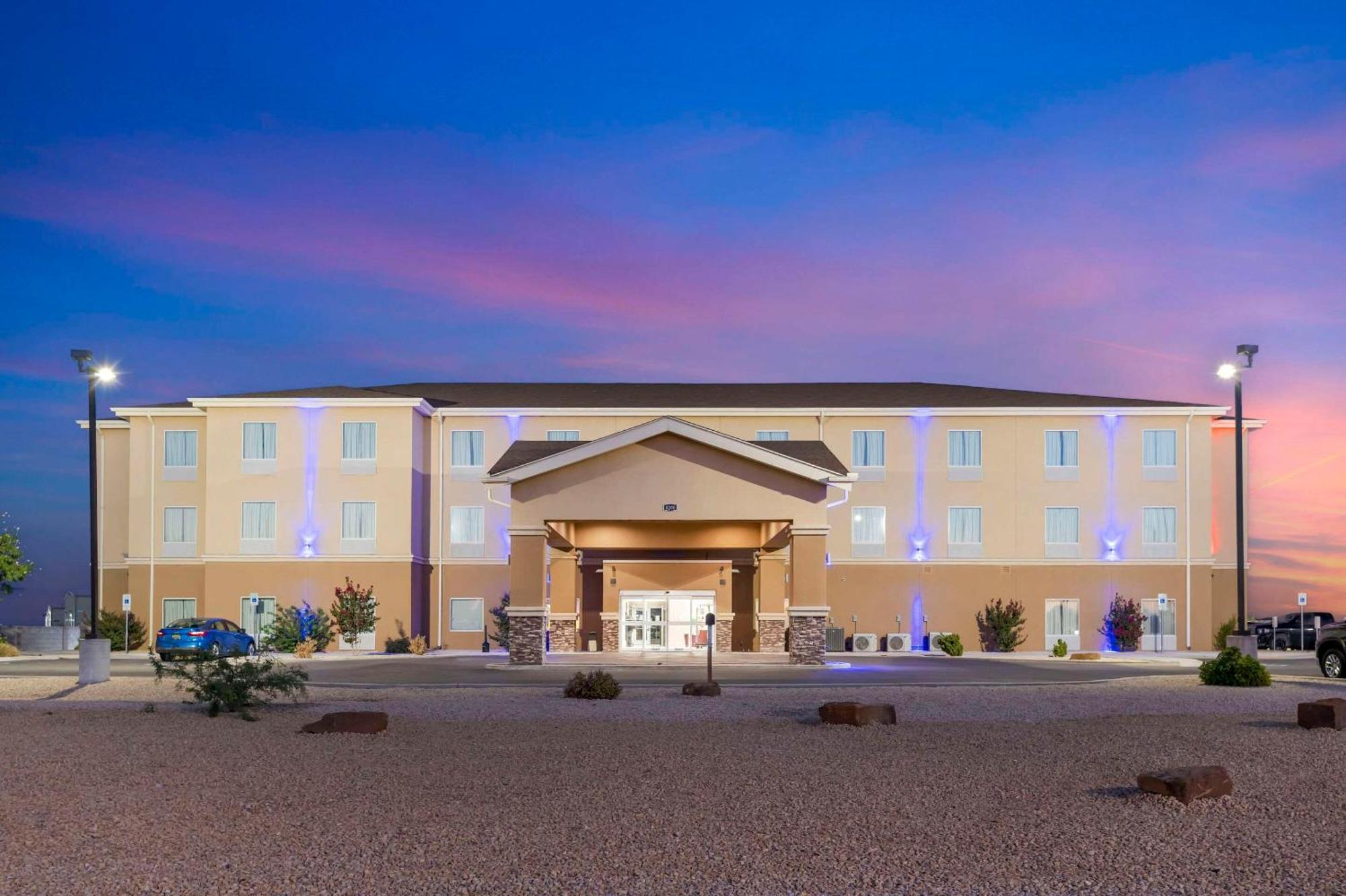Quality Inn & Suites Carlsbad Caverns Area Buitenkant foto