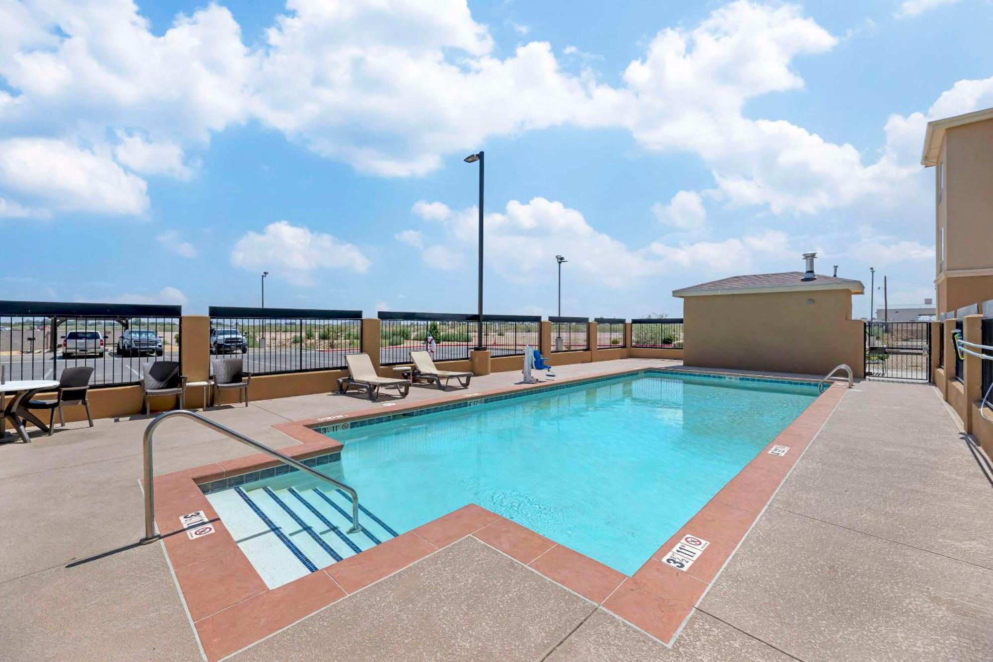 Quality Inn & Suites Carlsbad Caverns Area Buitenkant foto