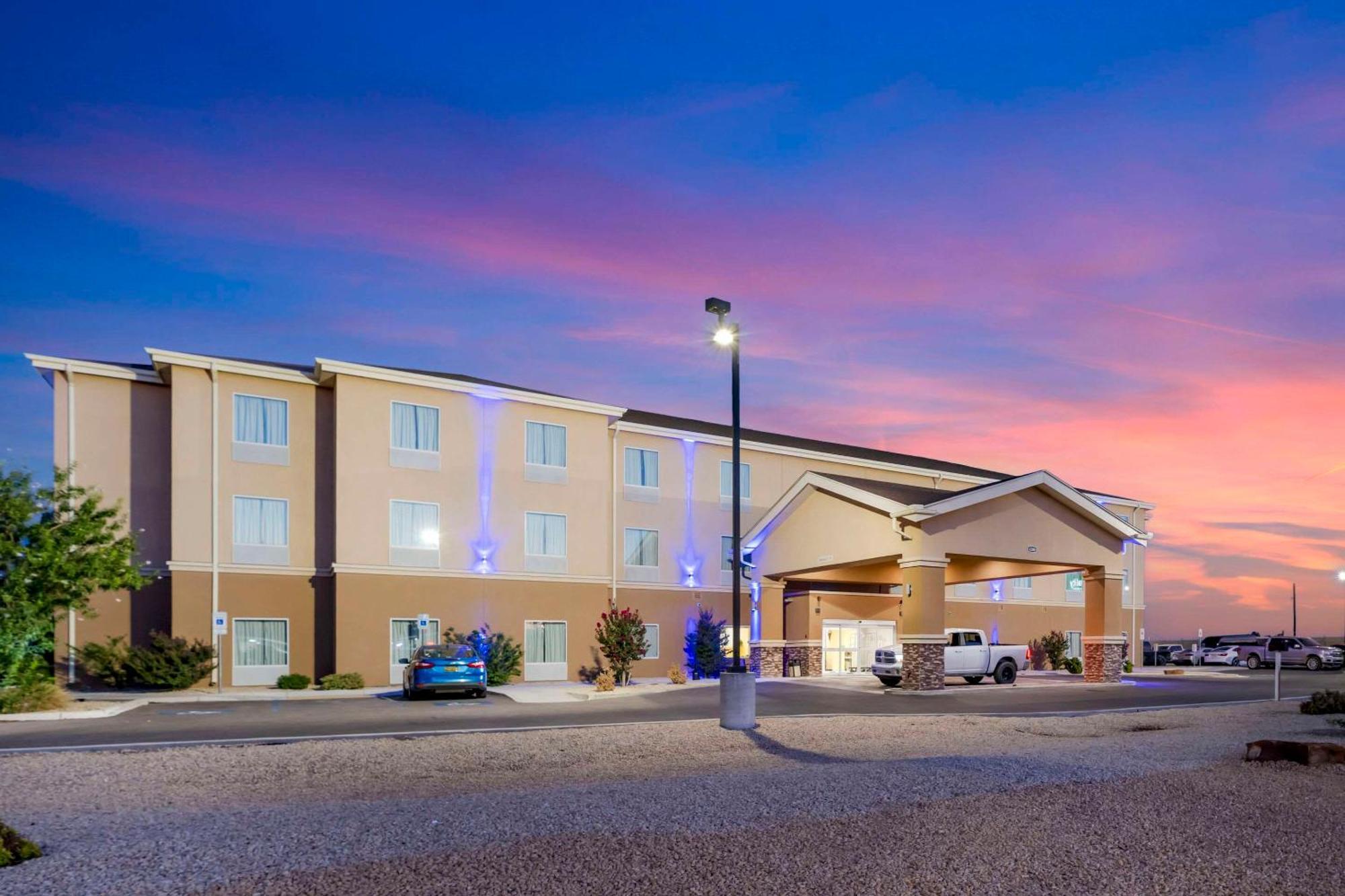 Quality Inn & Suites Carlsbad Caverns Area Buitenkant foto
