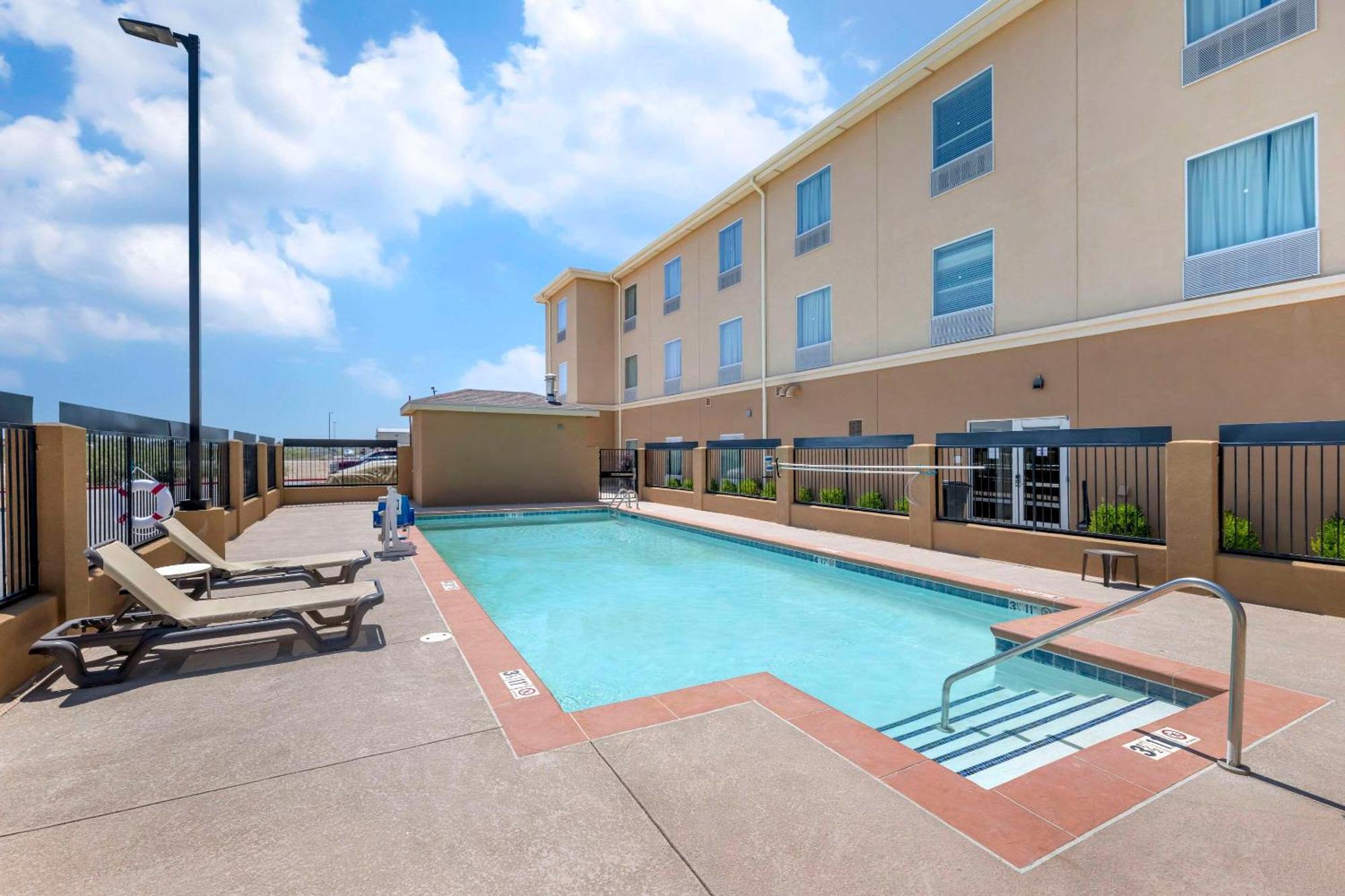 Quality Inn & Suites Carlsbad Caverns Area Buitenkant foto