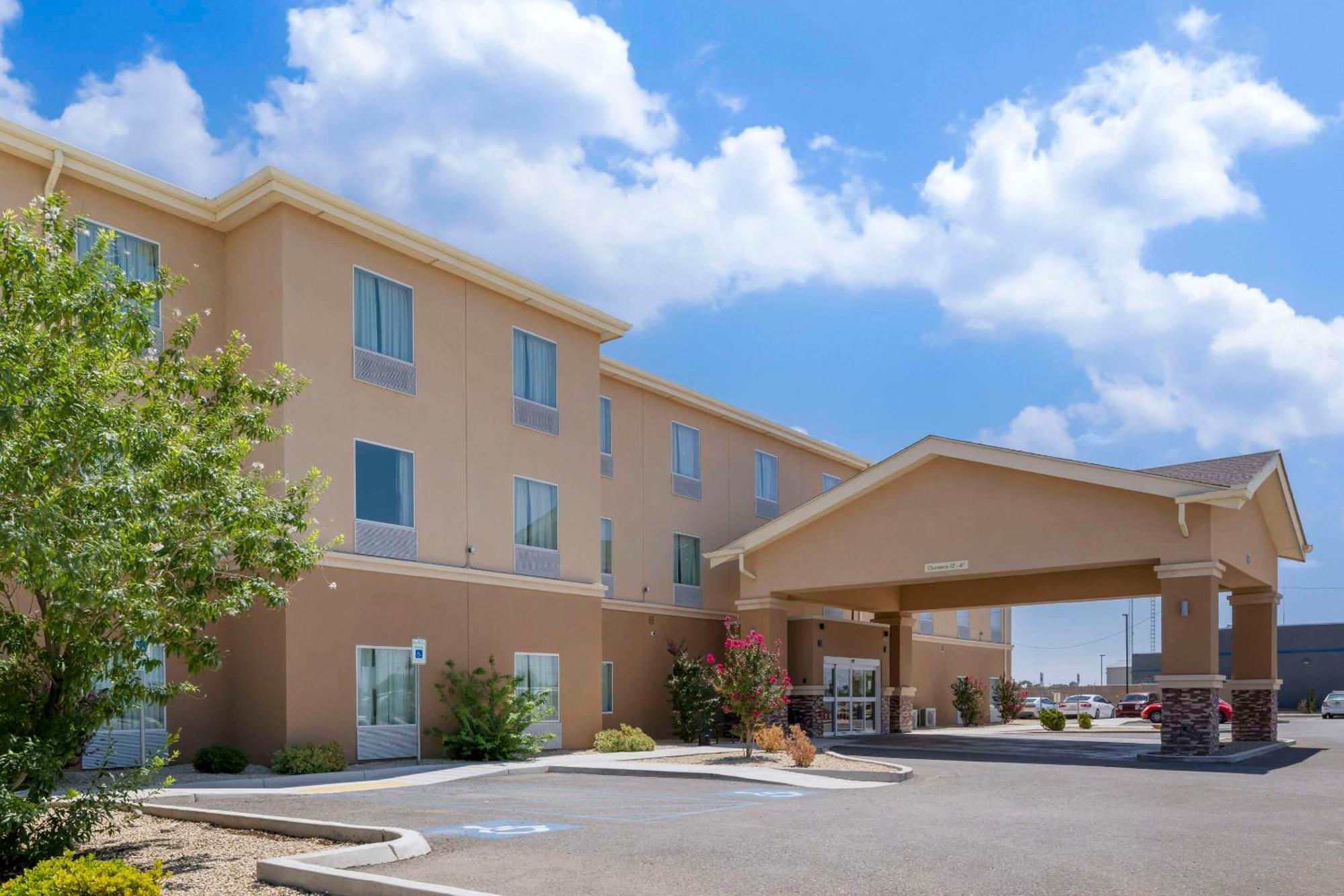 Quality Inn & Suites Carlsbad Caverns Area Buitenkant foto