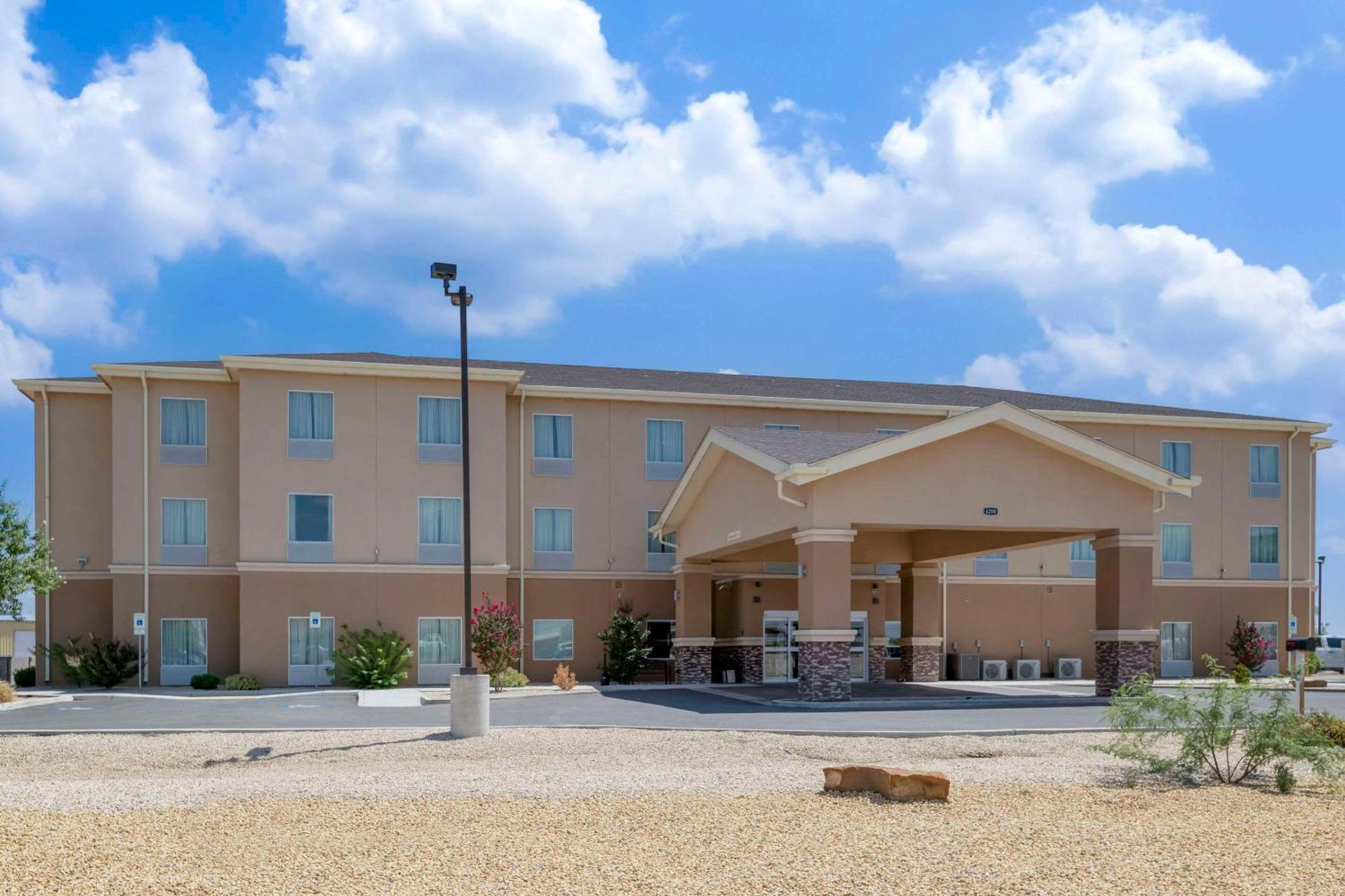 Quality Inn & Suites Carlsbad Caverns Area Buitenkant foto